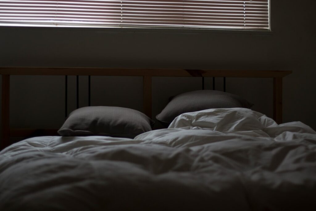 Opgemaakt bed, sfeerbeeld rond intimiteit in relatietherapie