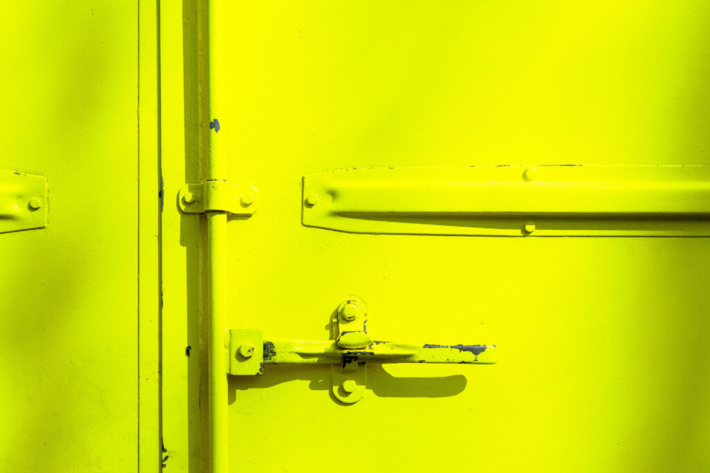 Sfeerbeeld van een gele container