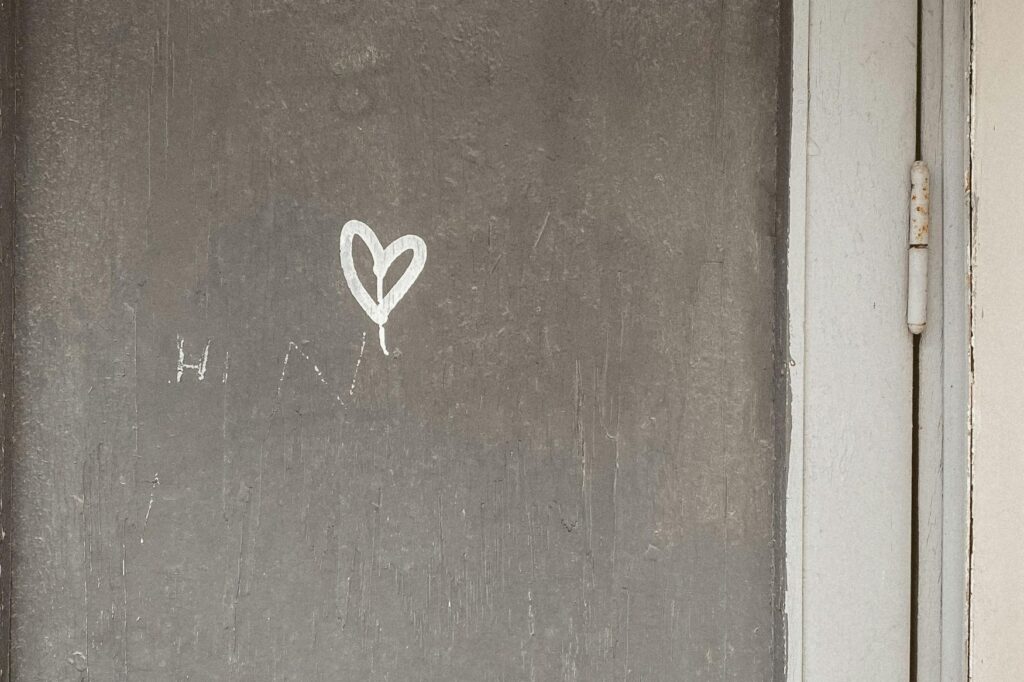 Hartje getekend op een muur, symbool voor liefde