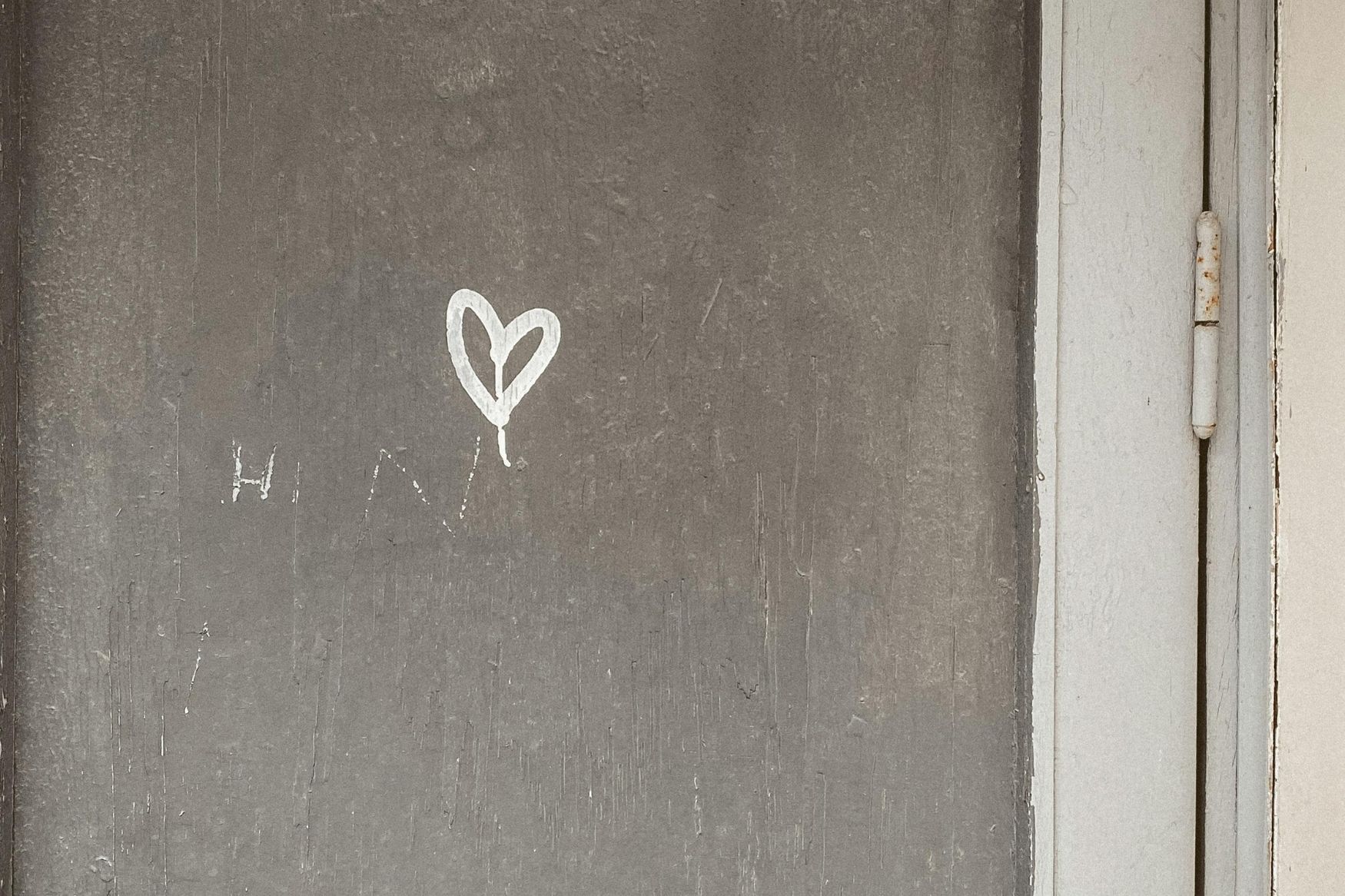 Hartje getekend op een muur, symbool voor liefde