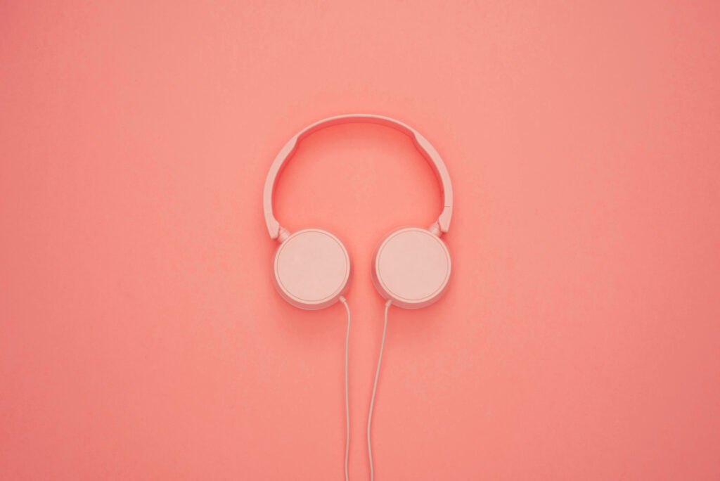 Roze koptelefoon, symbool voor luisteren in relatietherapie