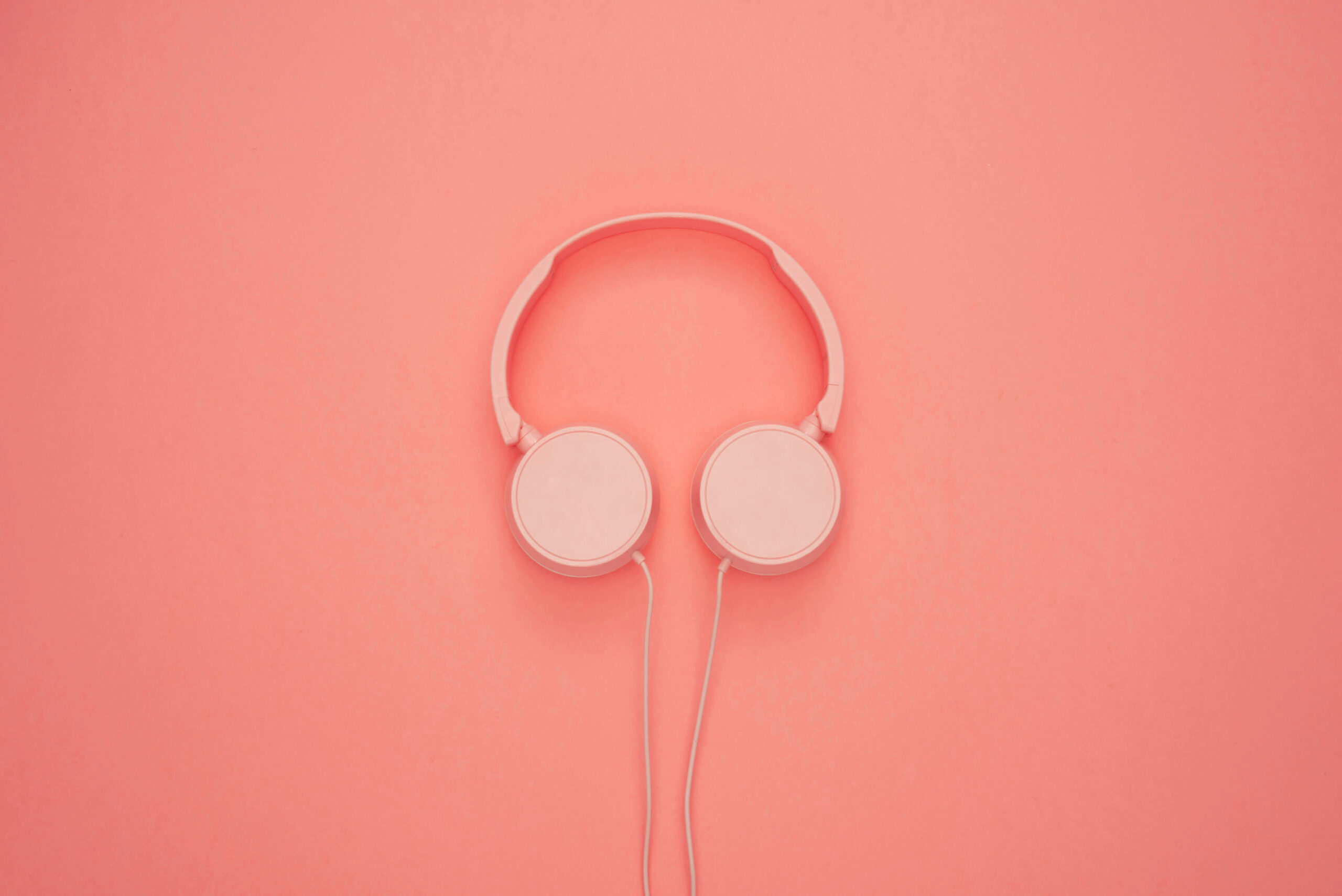 Roze koptelefoon, symbool voor luisteren in relatietherapie
