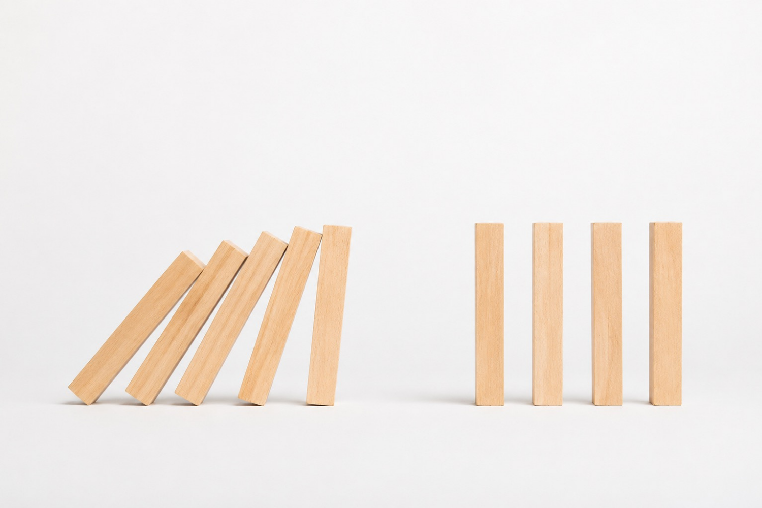 Dominostenen, symbool voor balans en verbondenheid in relatietherapie